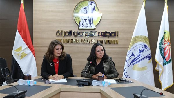 جانب من التوقيع 