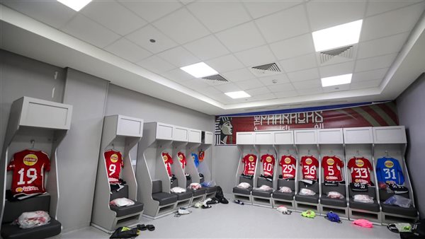 غرفة خلع ملابس النادي