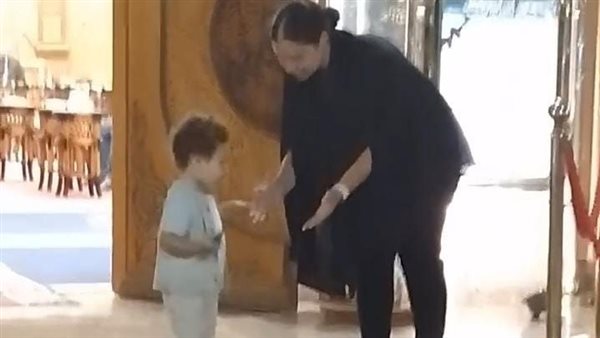 الفنانة وابنها 