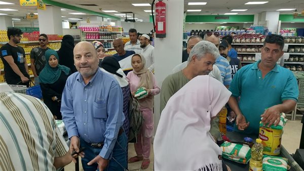 توافد المواطنين علي