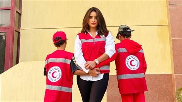 زينة برفقة أولادها في الهلال الأحمر دعما لضحايا غزة (صور)