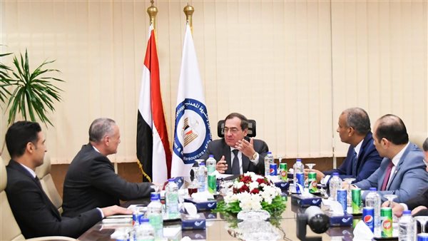 وزير البترول  يناقش