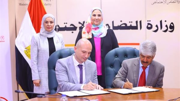 جانب من توقيع البرتوكول