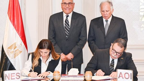 جانب من التوقيع 