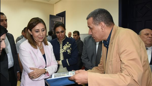 وزيرة الثقافة 