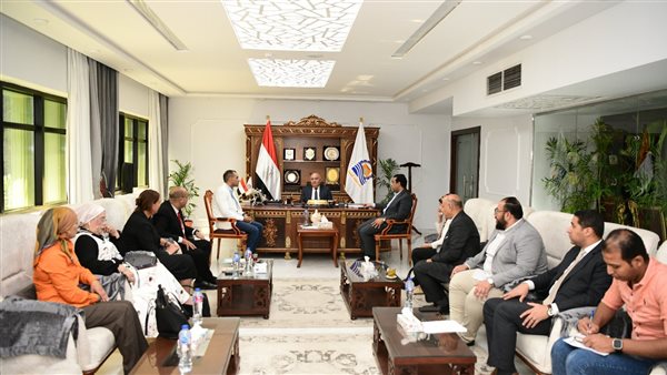 محافظ قنا  خلال لقاءه