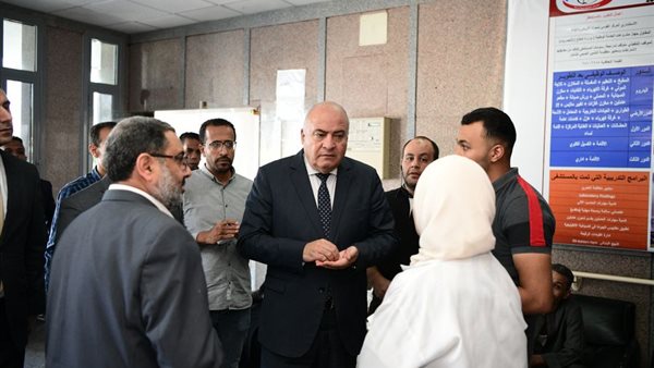 محافظ قنا  خلال زيارته