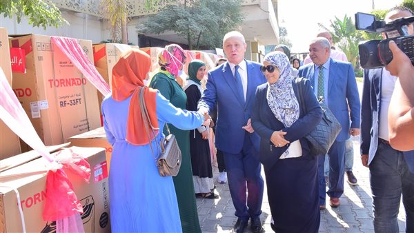 محافظ الأقصر أثناء