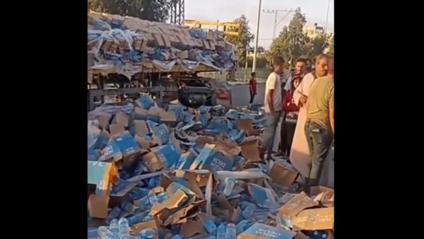 ضرب شاحنات مساعدات