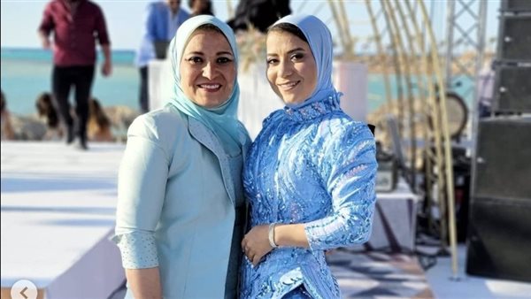 هبة قطب وابنتها