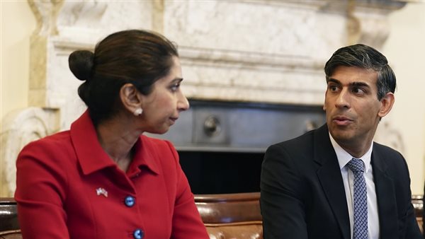  ريشي سوناك الي جانب