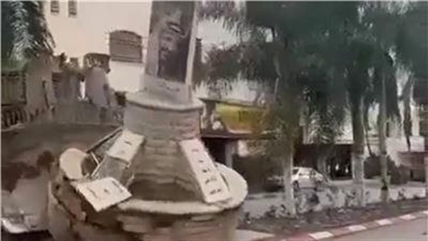 جانب من إزالة التمثال