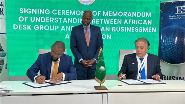 جانب من التوقيع 