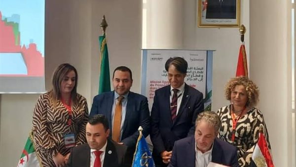 جانب من التوقيع 