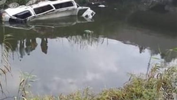 انقلاب سيارة في ترعة