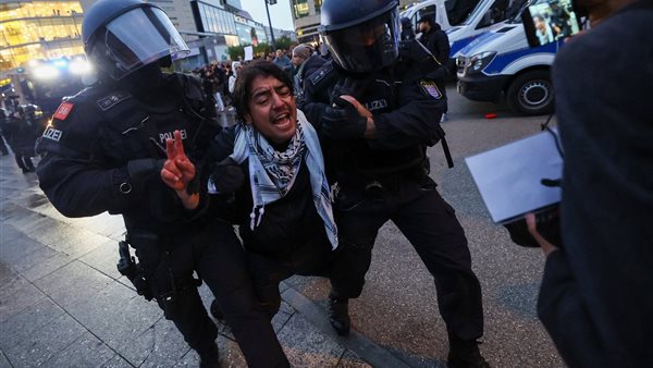 مطاردة المؤيدون لحماس