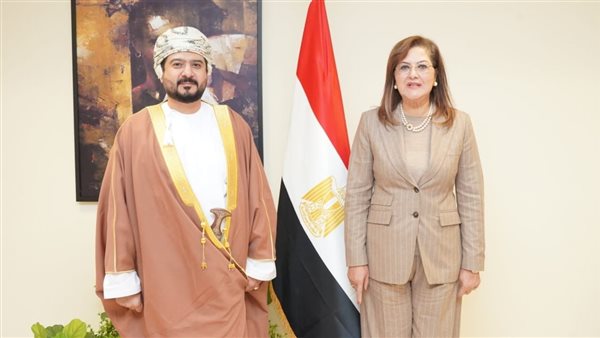 وزيرة التخطيط مع