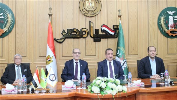 طاقم من مستشاري 