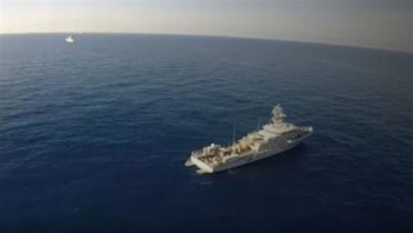 سفينة في البحر الأحمر