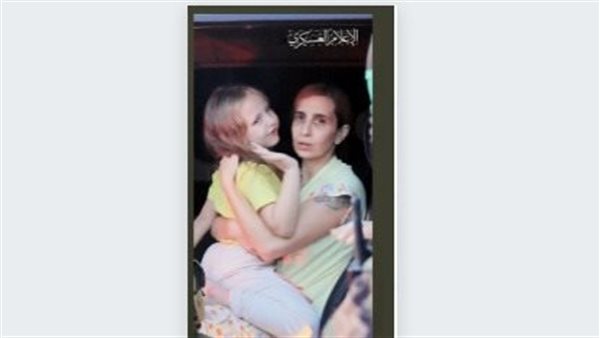 والدة المحتجزة الإسرائيلية