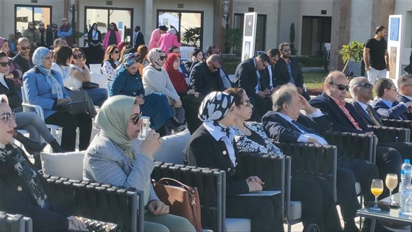 بحضور مصورين مصريين