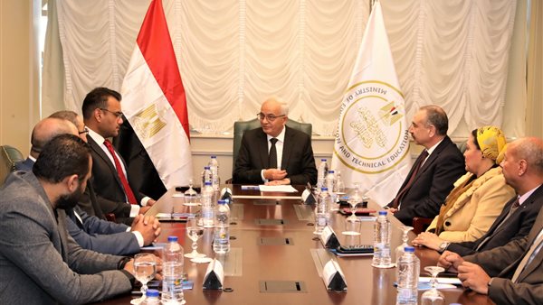 جانب من التوقيع 