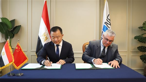 جانب من التوقيع 