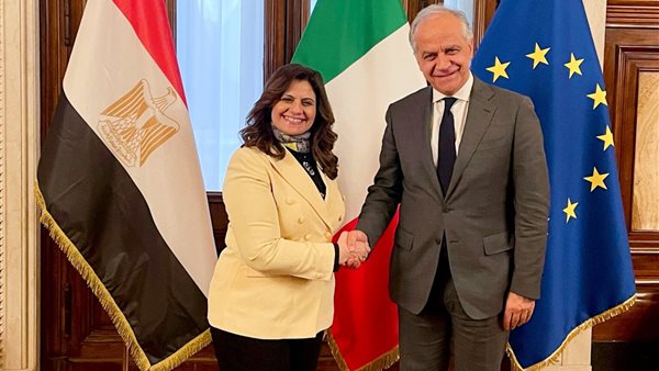 وزيرة الهجرة مع وزير