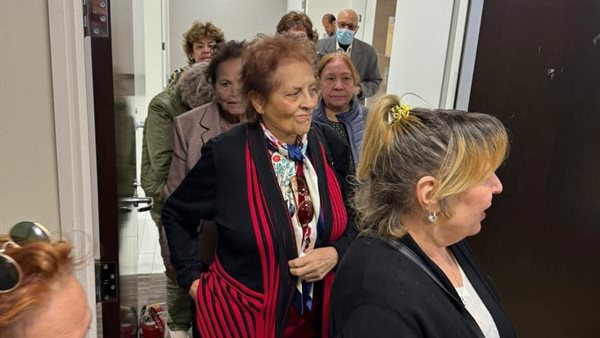 طوابير المصريين بلوس