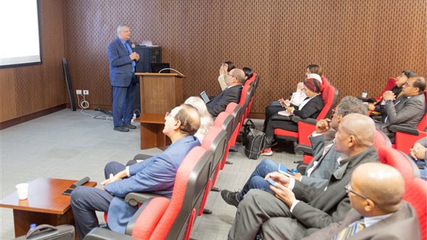 جانب من الندوة 