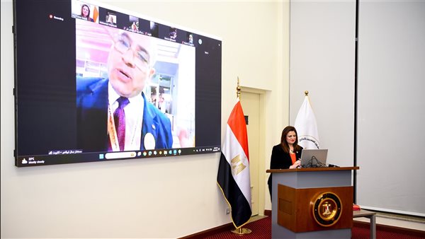 وزيرة الهجرة من غرفة