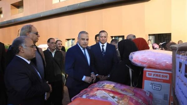 محافظ سوهاج يسلم