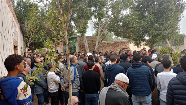 لحظة دفن الجثمان