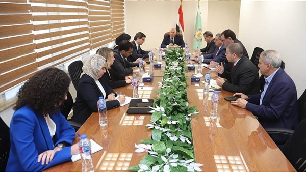 وزير الزراعة مع اعضاء