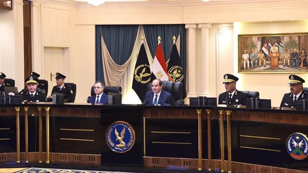 الرئيس السيسي وطاقم