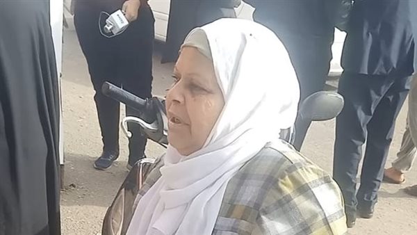 انتظار سيدة عجوز