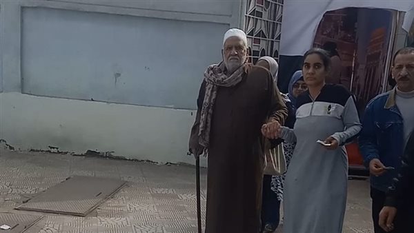 رجل عجوز مستندا على