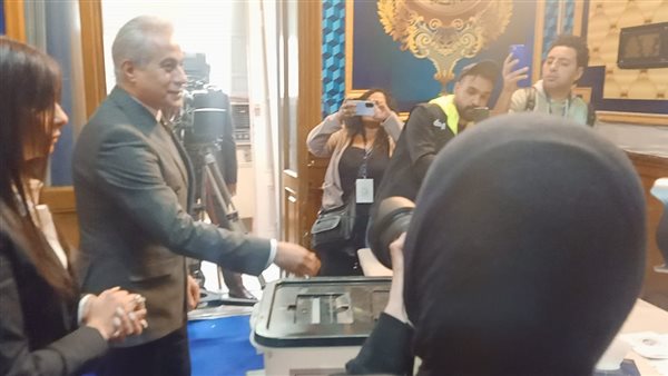 وزير العمل يدلي بصوته