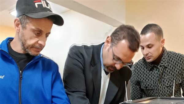  أحد الناخبين المكفوفين