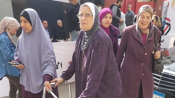 كبار السن يتصدرن