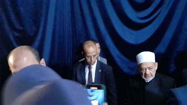  شيخ الأزهر يغادر