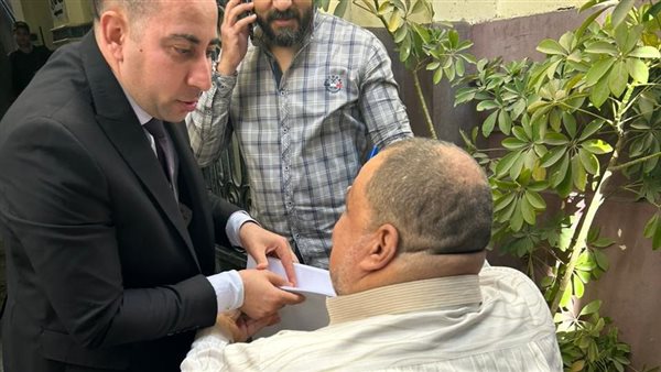 القاضي يخرج من اللجنة