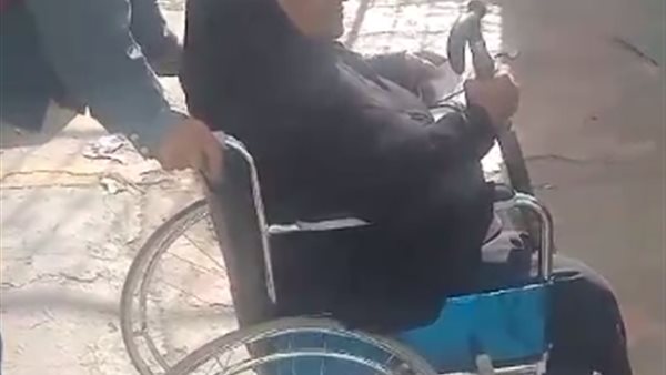 سيدة عجوز على كرسي