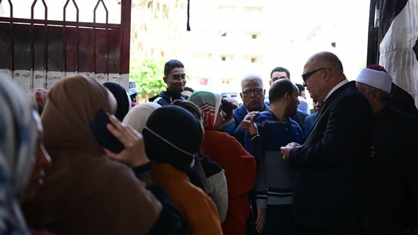  محافظ قنا خلال جولته