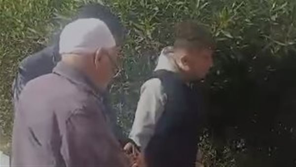 وصول رجل عجوز بمدرسة