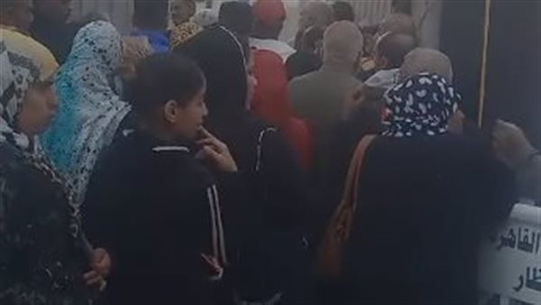 توافد المواطنين للإدلاء