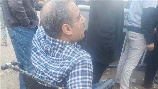 انتظار رجل على كرسي