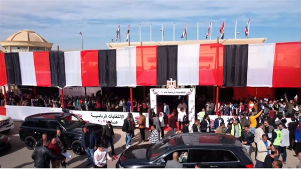 صورة من امام مركز