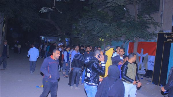  توافد المواطنين