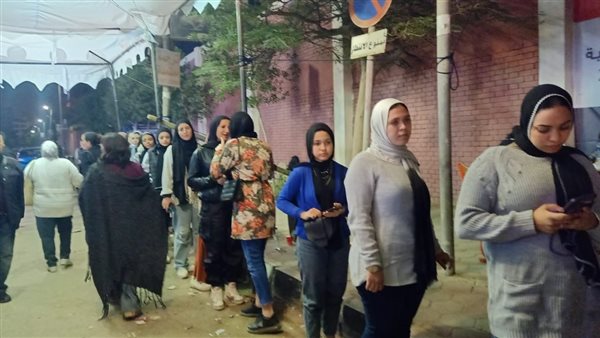 عدد كبير من الشباب